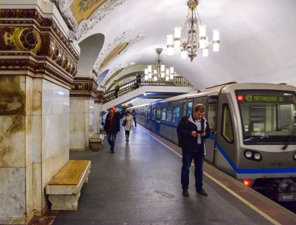 На двух линиях московского метро остановилось движение поездов