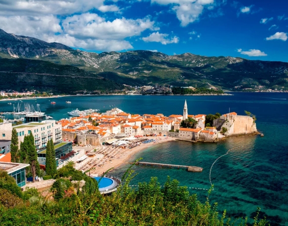 В Черногории предлагают штрафовать туристов за прогулки в купальниках