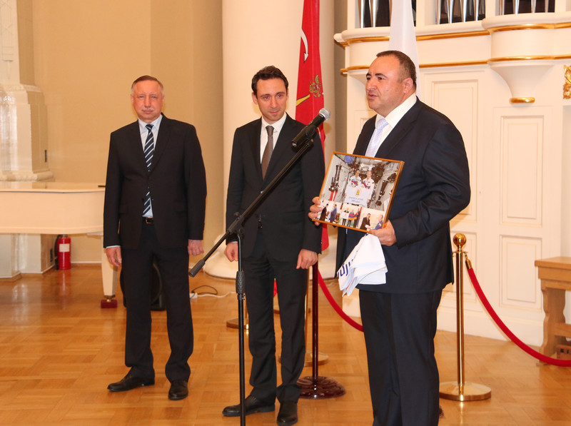 Мэру Еревана в Санкт-Петербурге вручили «космический» флаг
