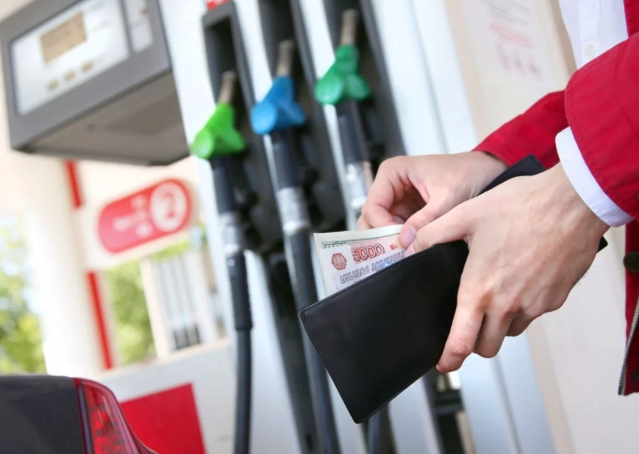 Медведев пригрозил наказывать компании за завышение цен на бензин