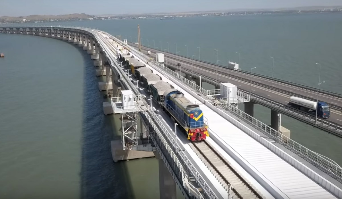 Крымский мост протестировали на прочность тяжёлыми железнодорожными составами