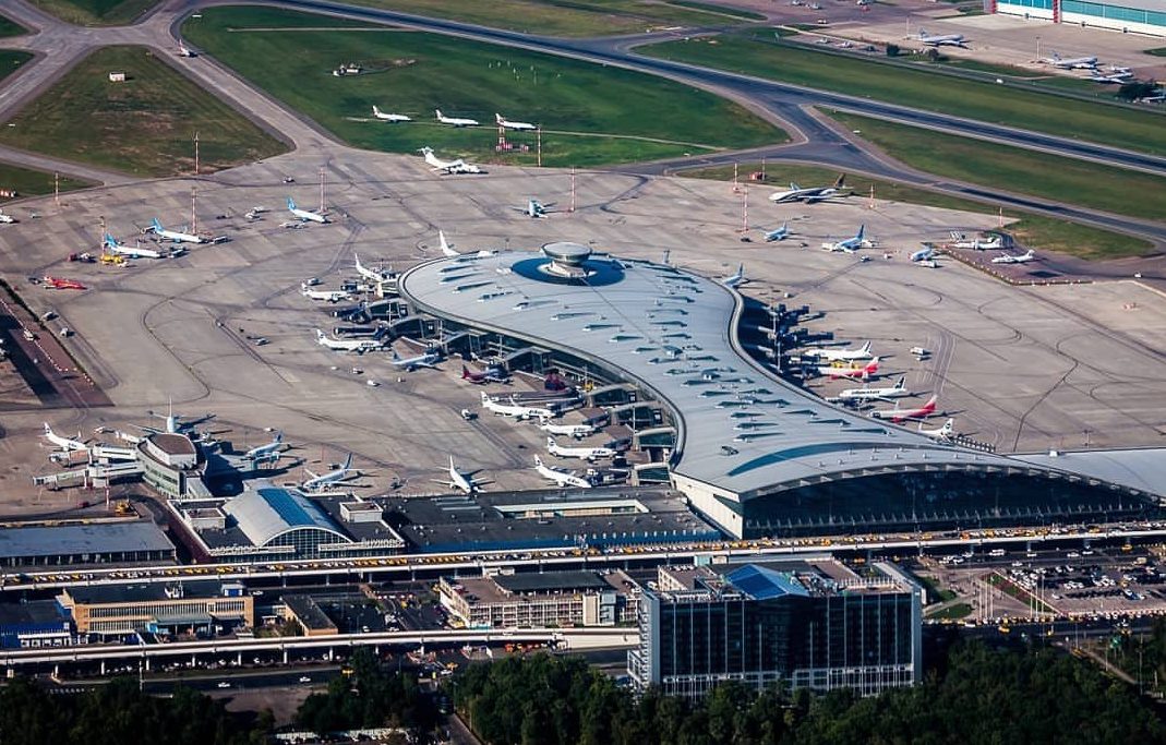 Медведев поручил за 10 дней разработать единые правила для московских аэропортов