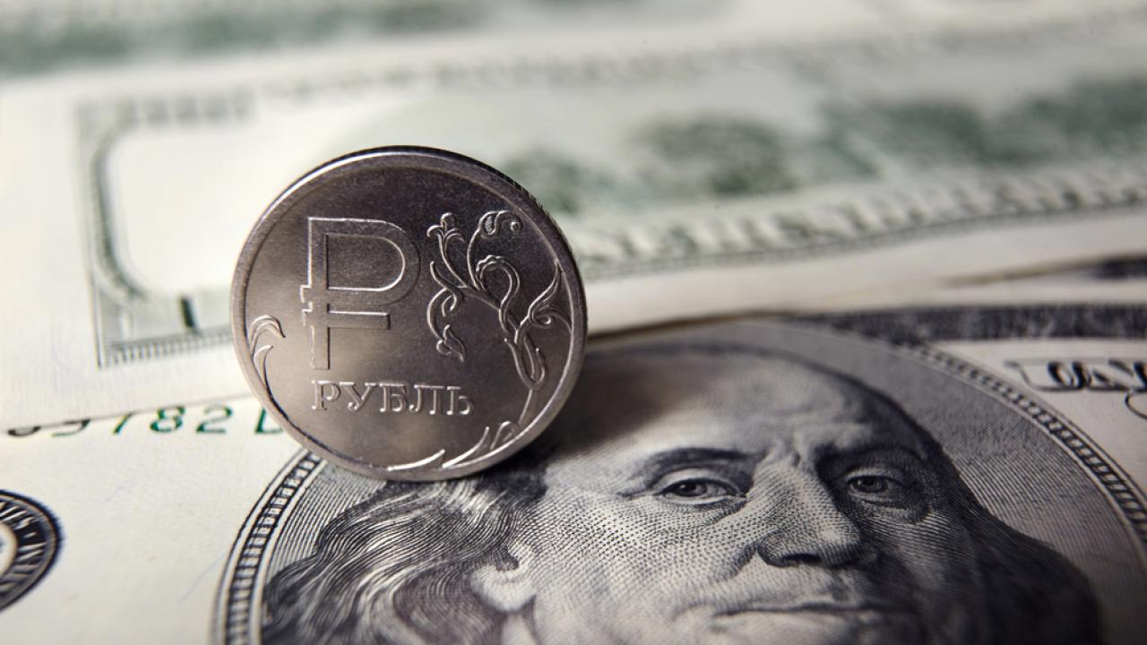 Эксперты ожидают ослабления рубля к концу года