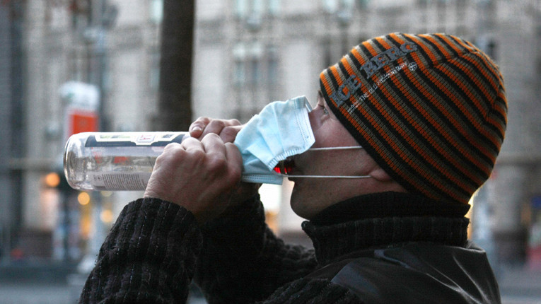 В России на фоне коронавируса упали продажи водки