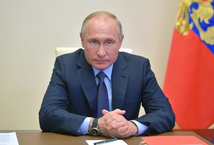 Путин раскритиковал исполнительскую дисциплину при выплате допсредств медикам
