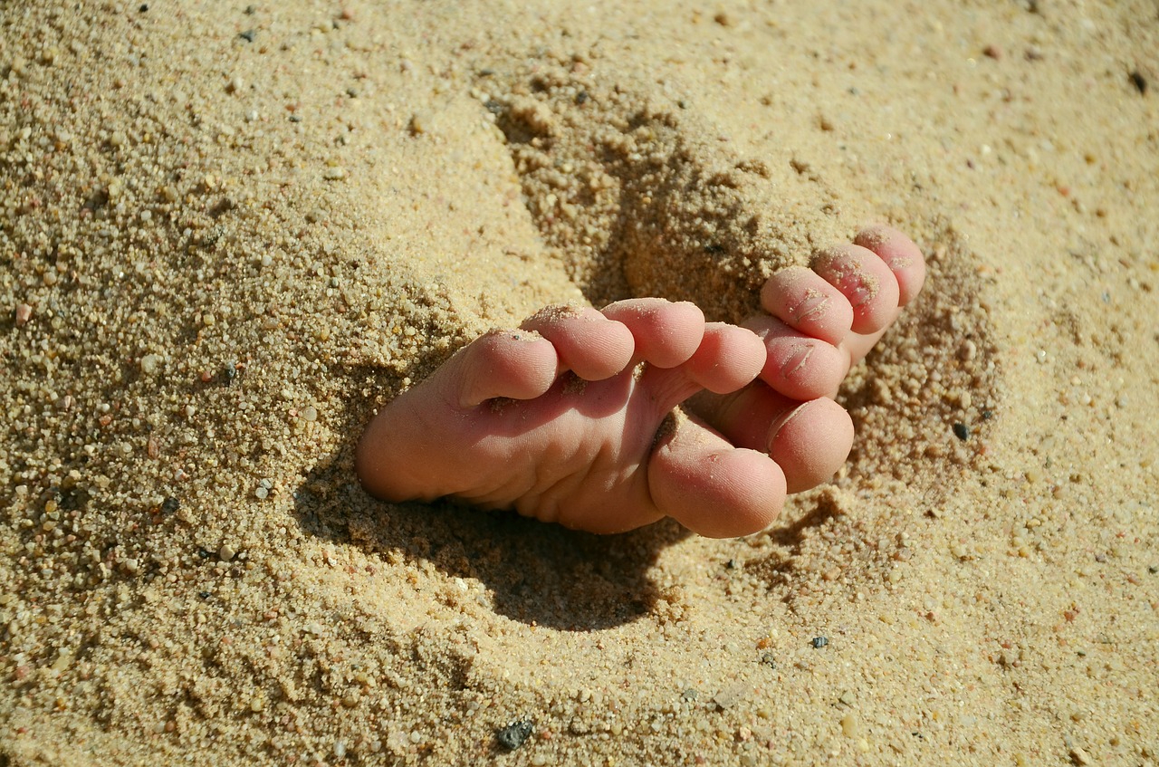 На анапском пляже задохнулся закопанный братьями в песок мальчик