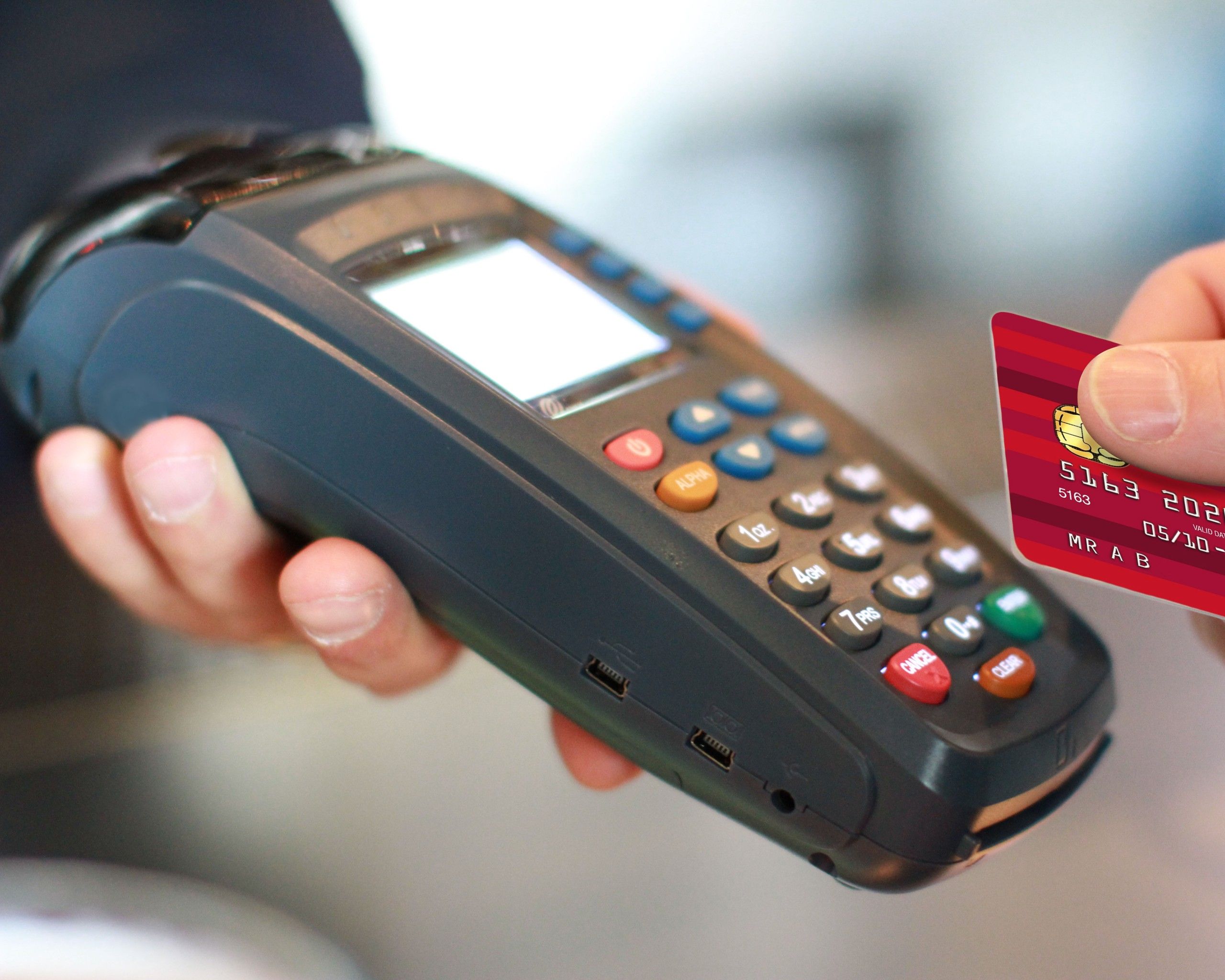 Оплатить задолженность москвичи смогут через мобильный терминал Сбербанка при посещении пристава