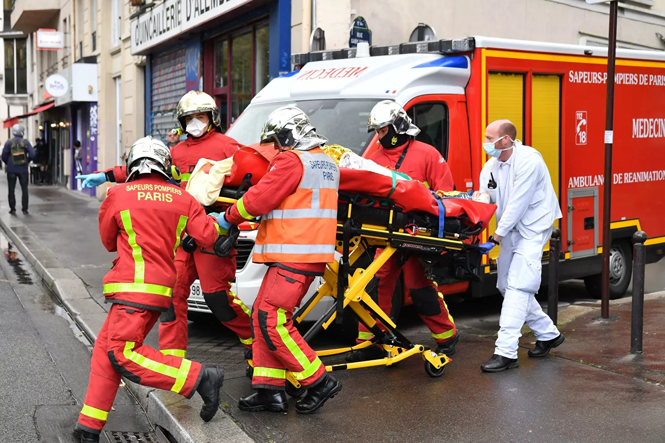В Париже неизвестные ранили несколько человек у бывшего здания Charlie Hebdo