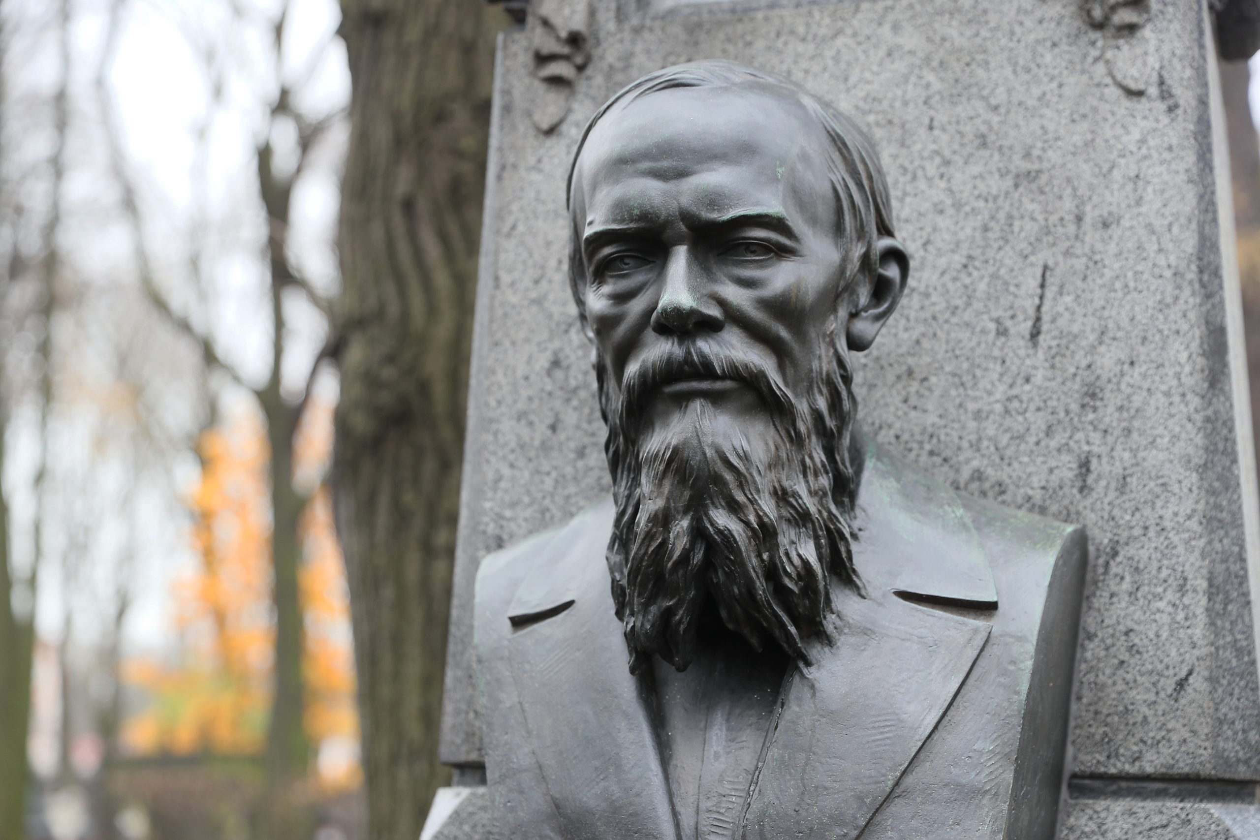 Надгробный памятник Достоевскому открыли в Петербурге после реставрации