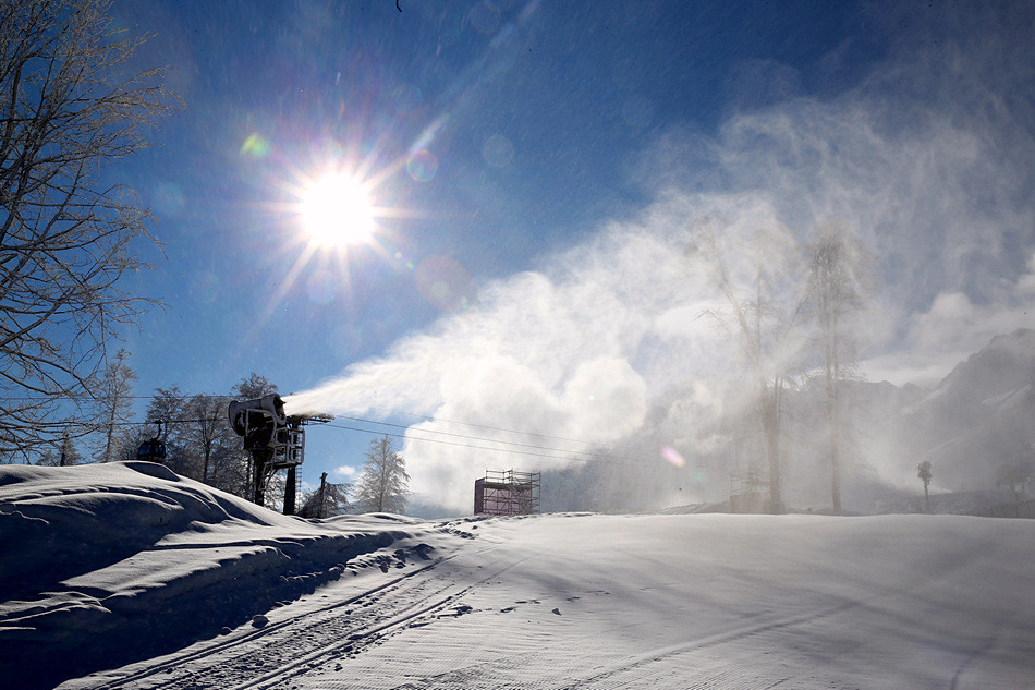 В горах Сочи запустили снеговые пушки