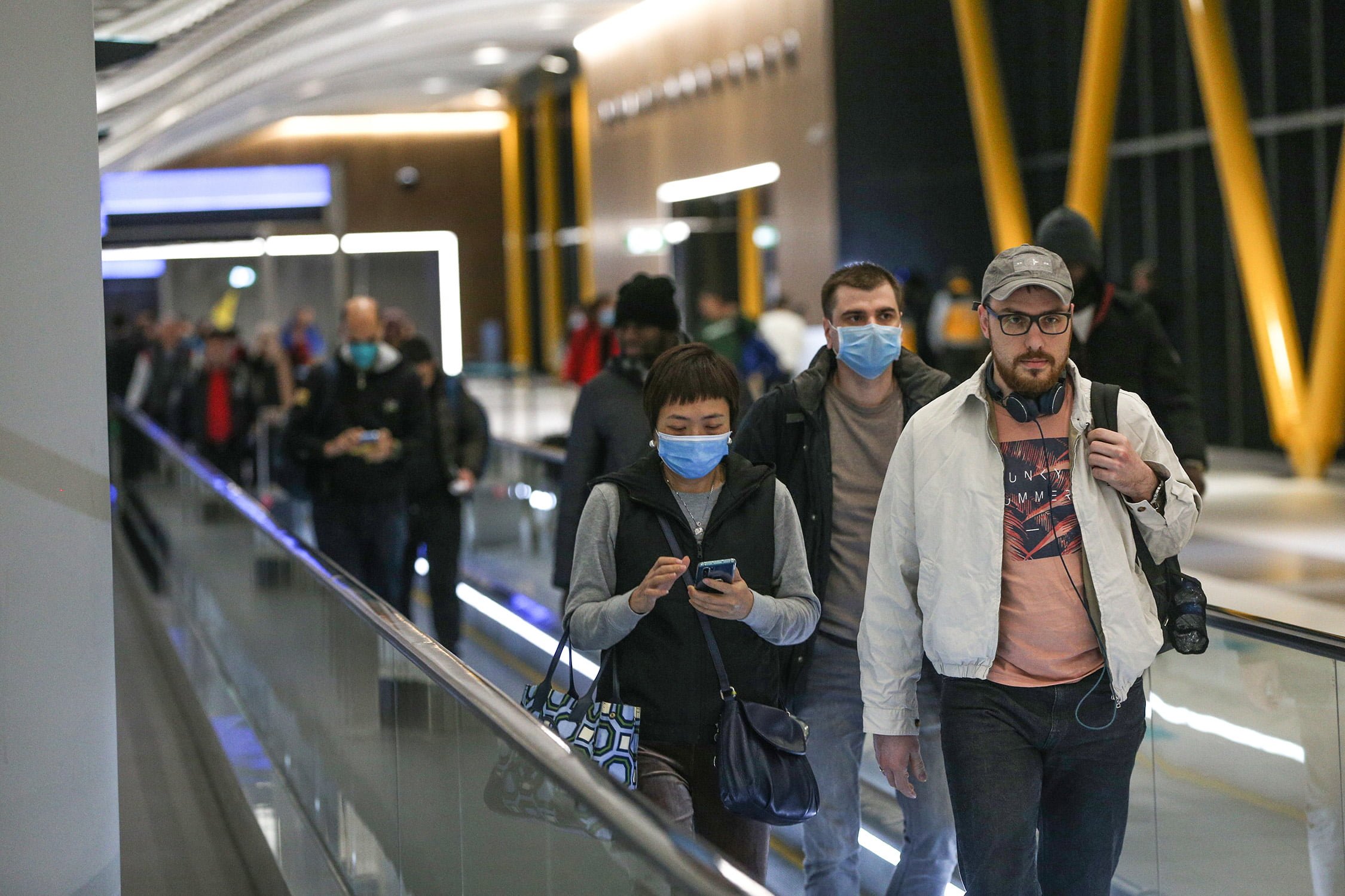 В аэропорту турецкой Антальи задержали двух россиян за отказ надевать маски