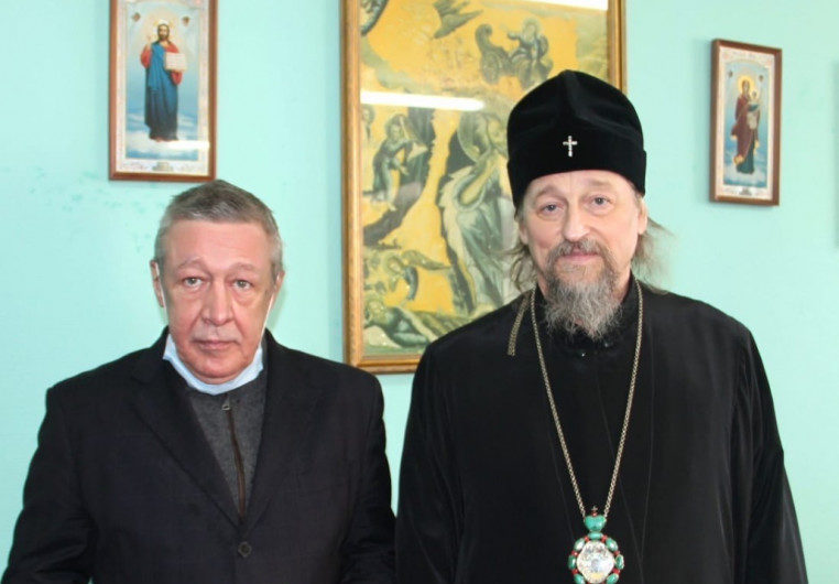 На первых фото Ефремова из СИЗО рядом с ним находится митрополит