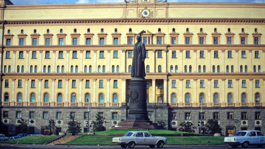 «Офицеры России» предложили восстановить демонтированный на Лубянке памятник Дзержинскому