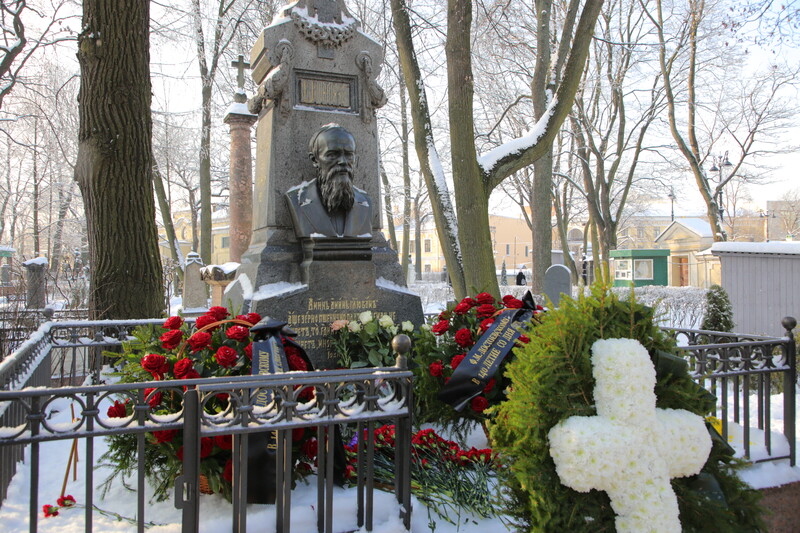 В Некрополе мастеров искусств почтили память петербургского писателя Федора Достоевского