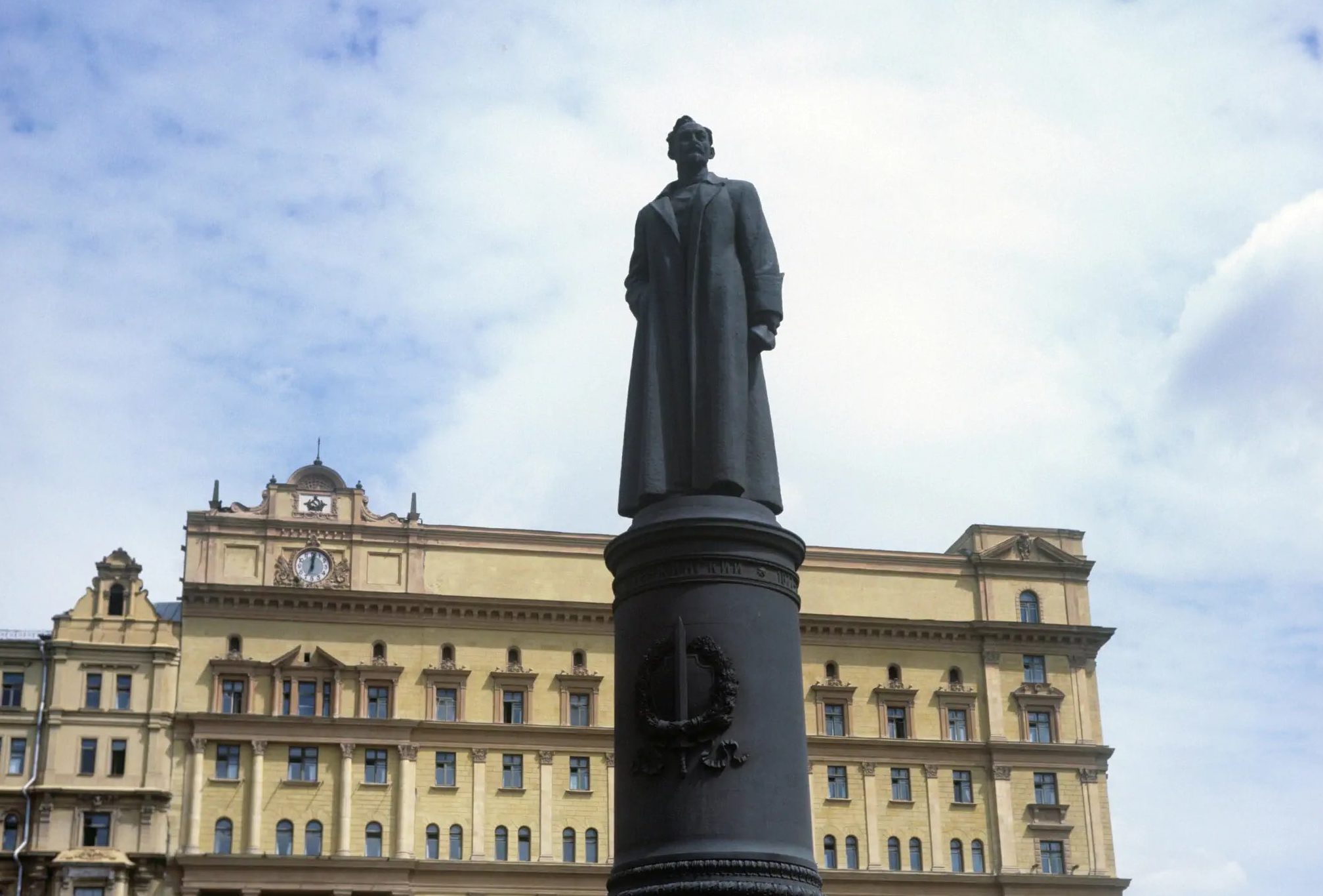 Восстановление памятника Дзержинскому в Москве поддержал Союз десантников России