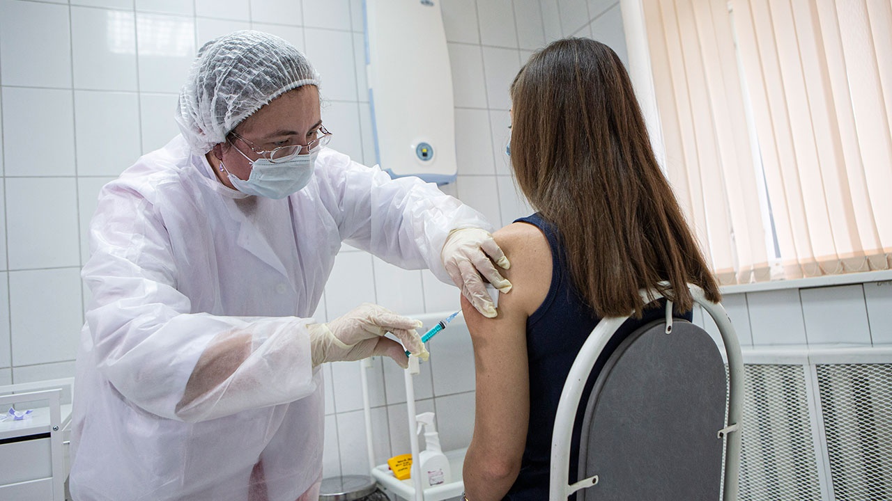 Мурашко призвал россиян вакцинироваться и не ждать третьей волны коронавируса