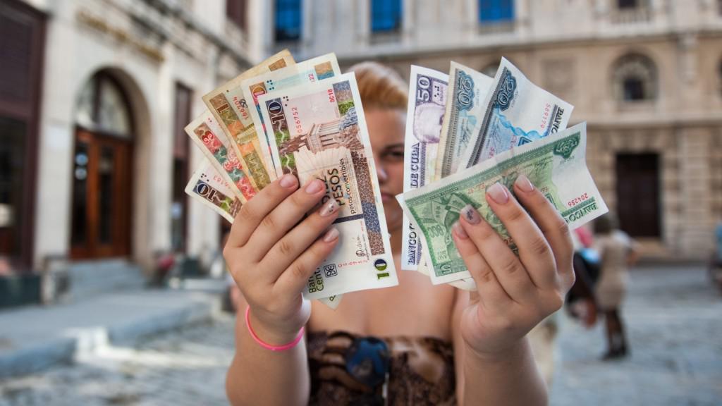 Приезжающие на Кубу туристы не смогут расплачиваться наличными в долларах